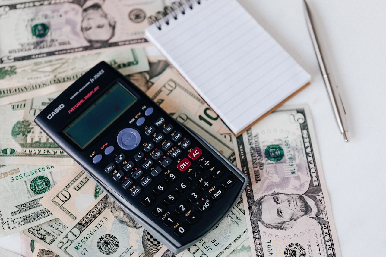 Airbnb late check out fee