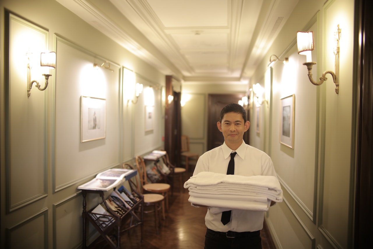 how do hotels fill those last available rooms