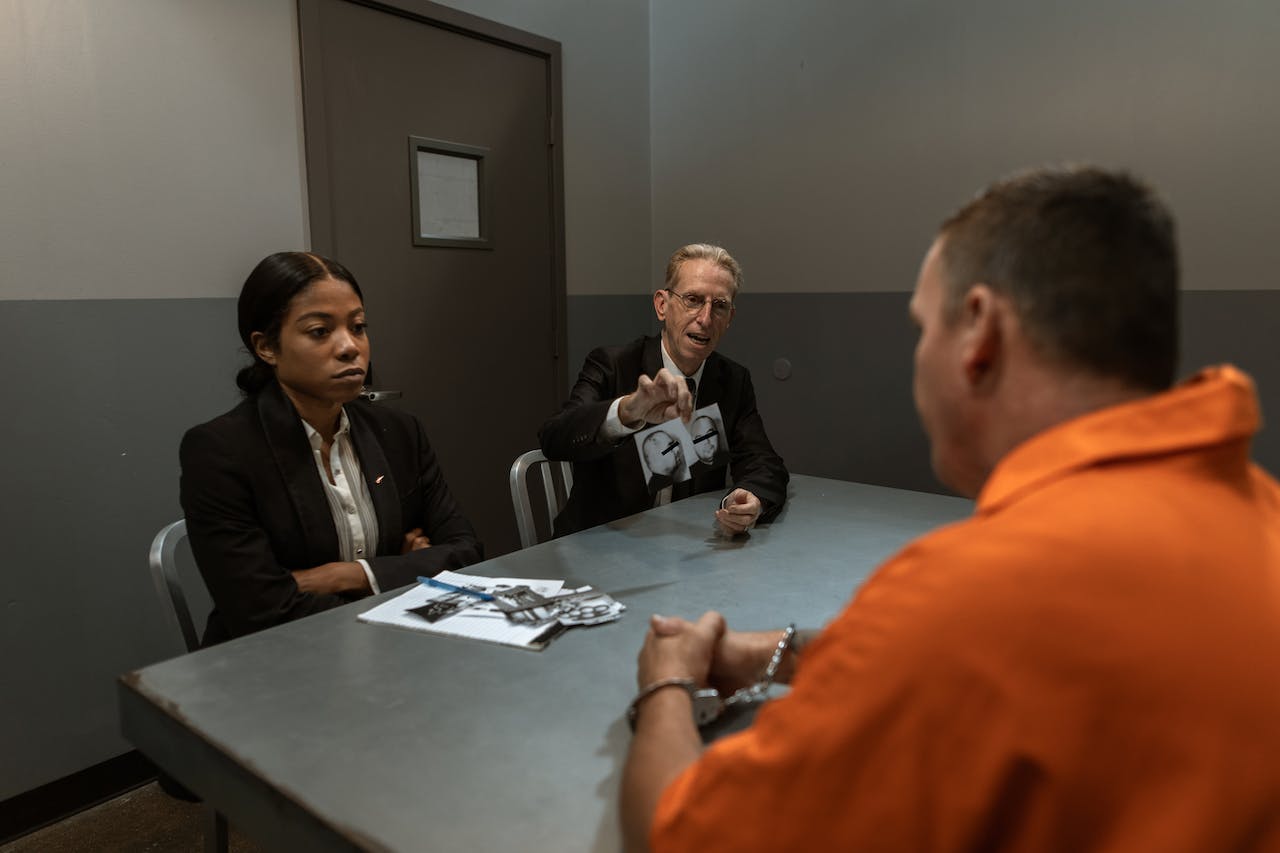 can a background check show warrants